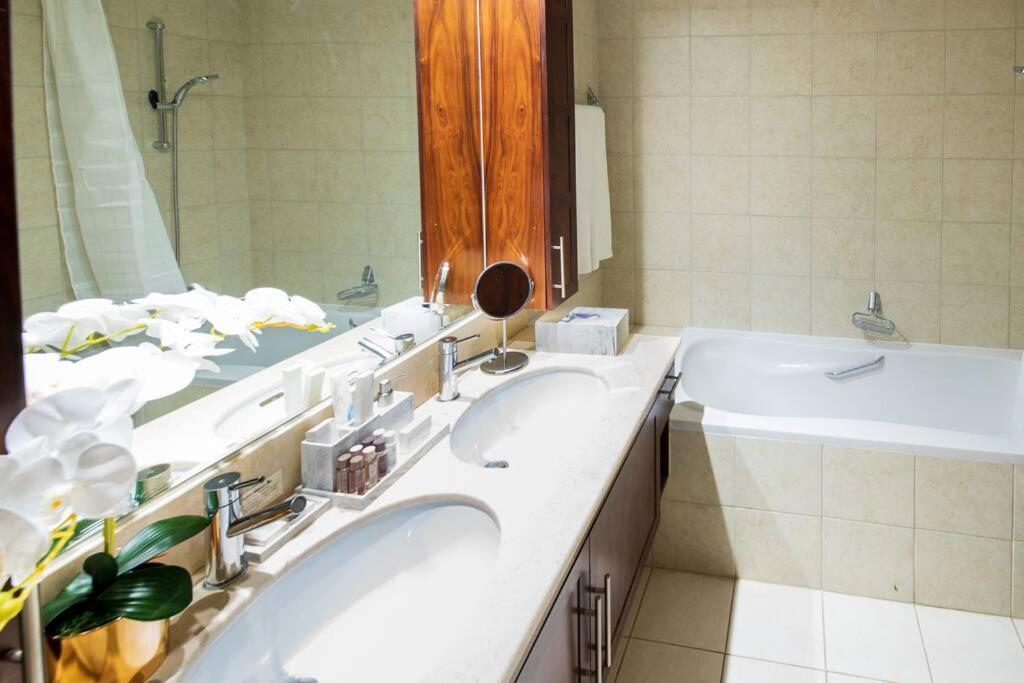 First Class 2Br With Full Burj Khalifa And Fountain View 두바이 외부 사진